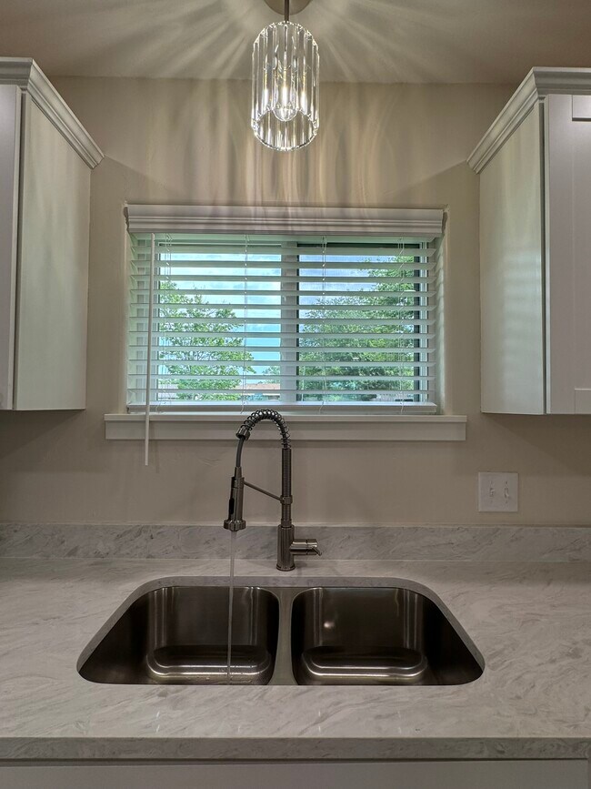 Building Photo - 1442 E Broadway St