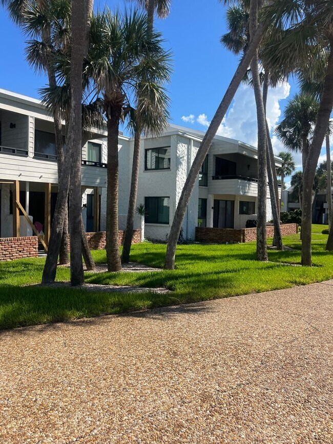 Building Photo - 1BR/1BA Newly Renovated Canal front Condo on Venice Island