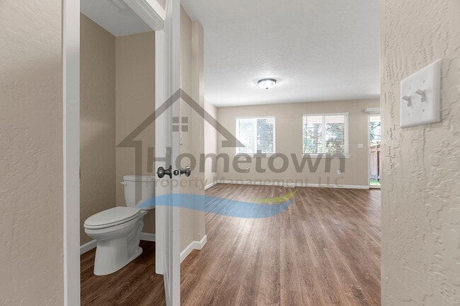 Building Photo - 3 Bedroom 3 Bathroom Home with Attached Ga...