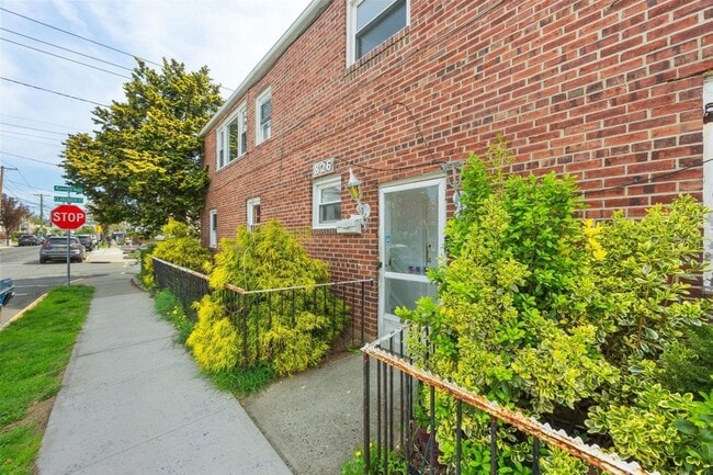 Building Photo - 826 7th St