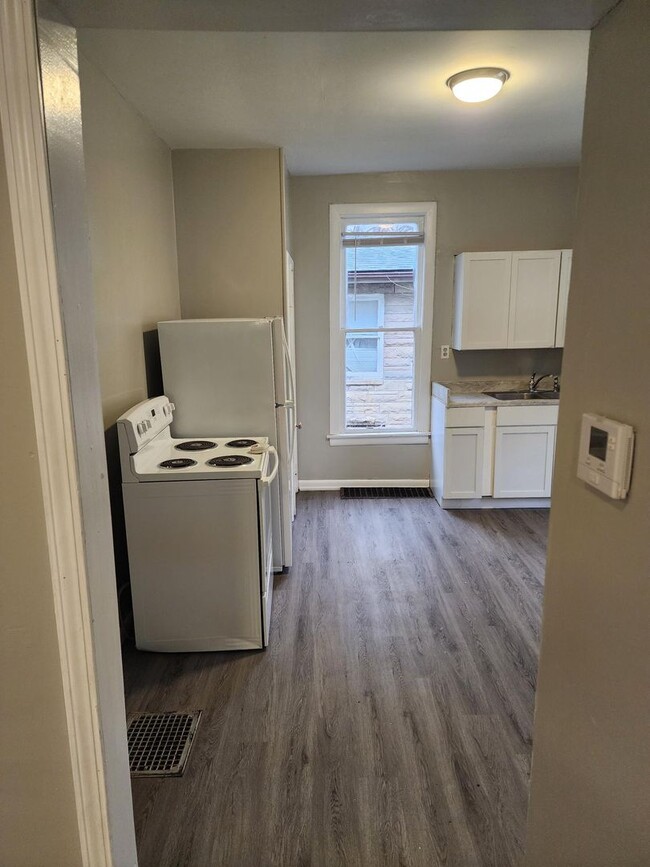 Building Photo - Fully Renovated Spacious 2 Bedroom and 2 B...