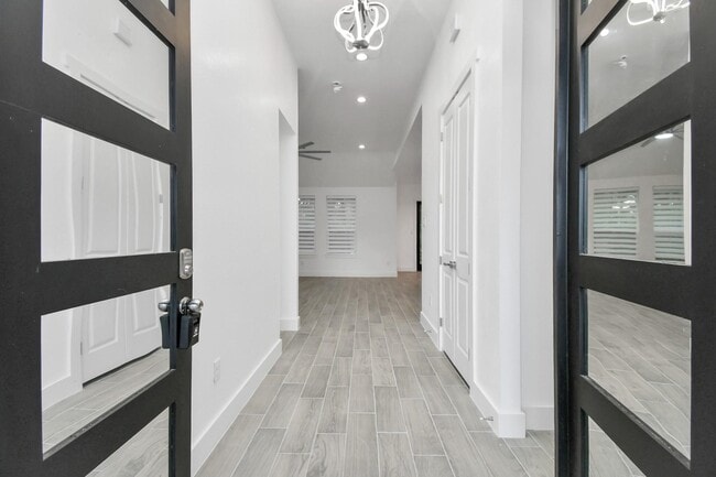 Building Photo - 517 Lovers Ln