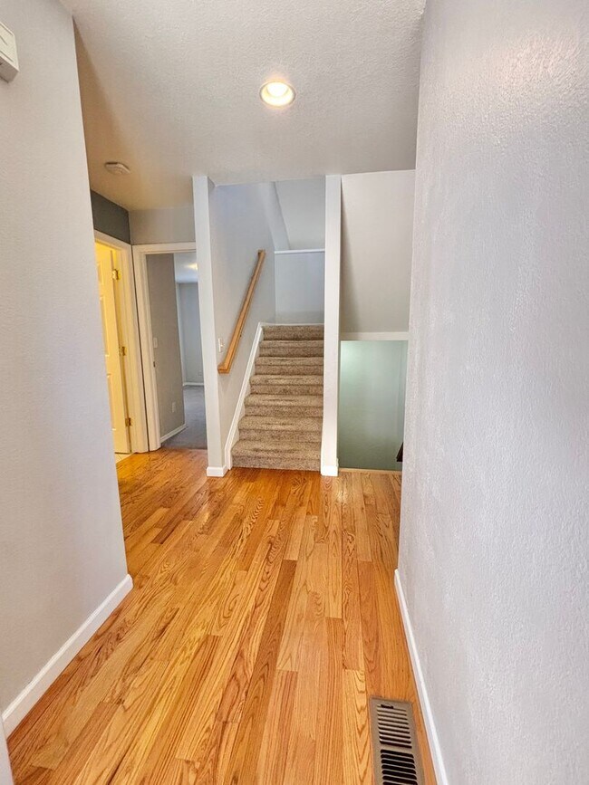 Building Photo - Spacious 3-Bedroom Condo in Prime Golden Location!! Available Now!!