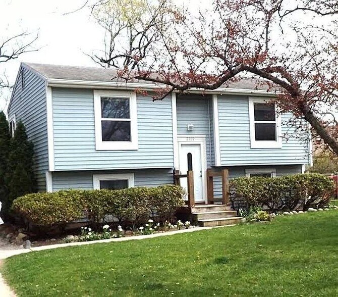 Building Photo - 2169 Hemlock Dr
