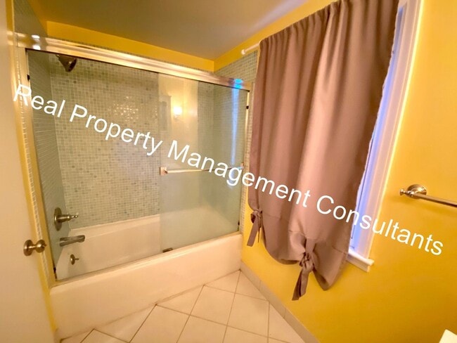 Building Photo - Unique 4-Bed Prairie Village Home
