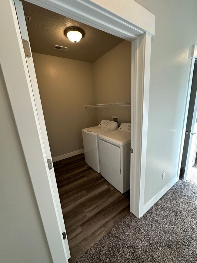 Building Photo - Bright and Modern 3 Bed Condo in Prime Location with Pool & Clubhouse!!