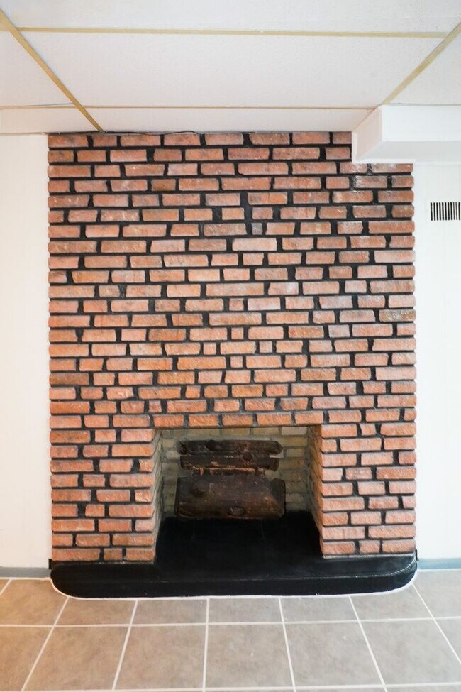 Building Photo - 3b 2b Finished Basement + Garage Lawn Care Provided APPLY FREE!