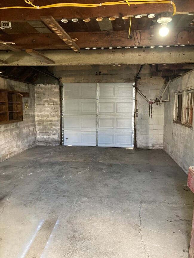 Building Photo - Newly remodeled 3 bedroom