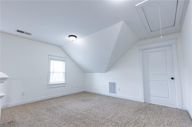 Building Photo - 2288 Oakview Rd NE