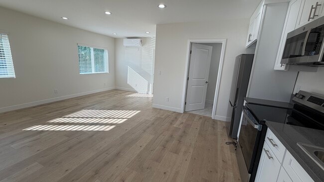 Building Photo - 907 Herbine St