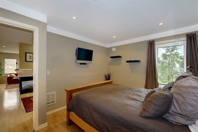 Building Photo - 2Bd/1Ba Seattle Condo