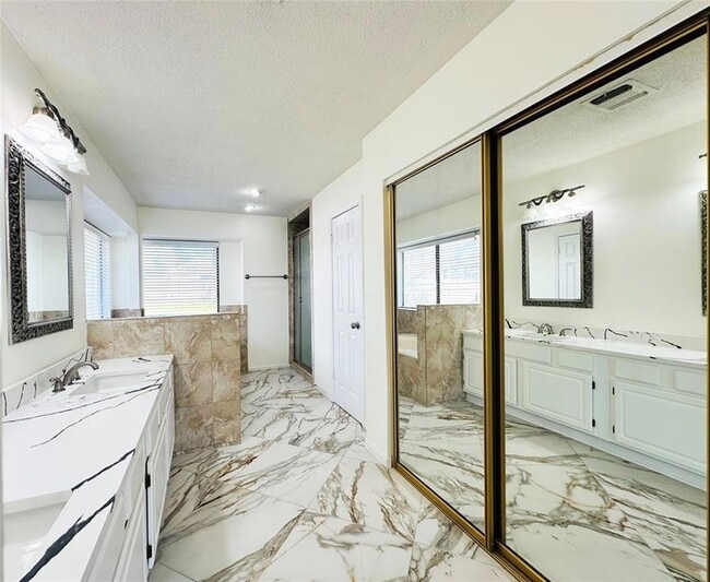 Building Photo - 306 Applewood Dr