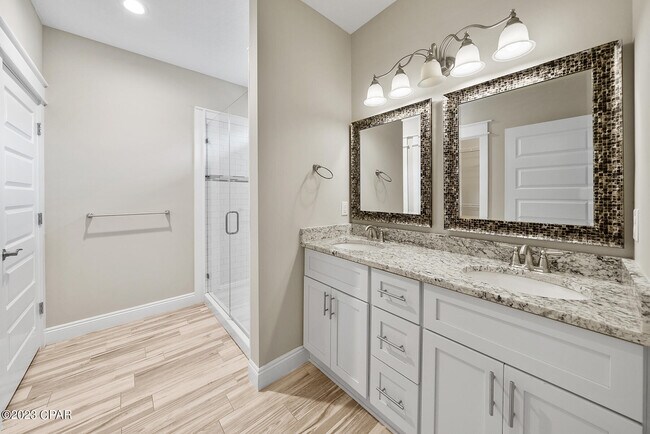 Building Photo - 305 Evergreen St