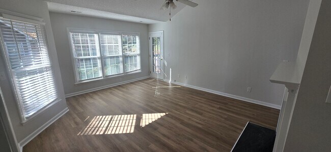 Building Photo - Great clean one level condo convenient to ...