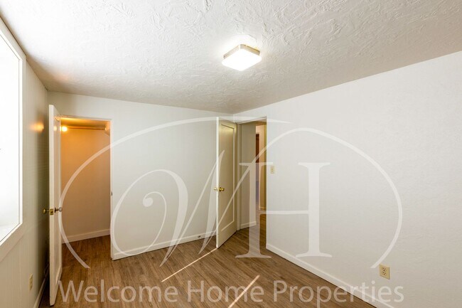 Building Photo - 427 SW Bade Ave