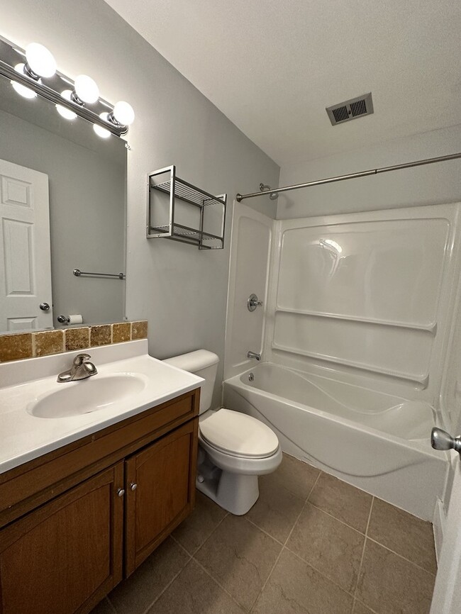 Building Photo - Villas of Cascade 2 Bedroom Condo Upper Unit