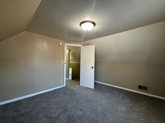 Building Photo - Great 2 bedroom plus den in a two-level ho...