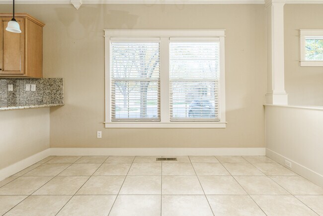 Building Photo - 994 E Winding Creek Dr