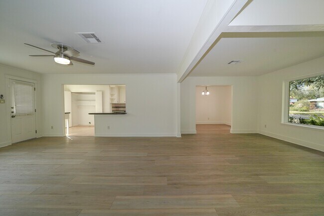 Building Photo - 5471 Loch Lomond Dr