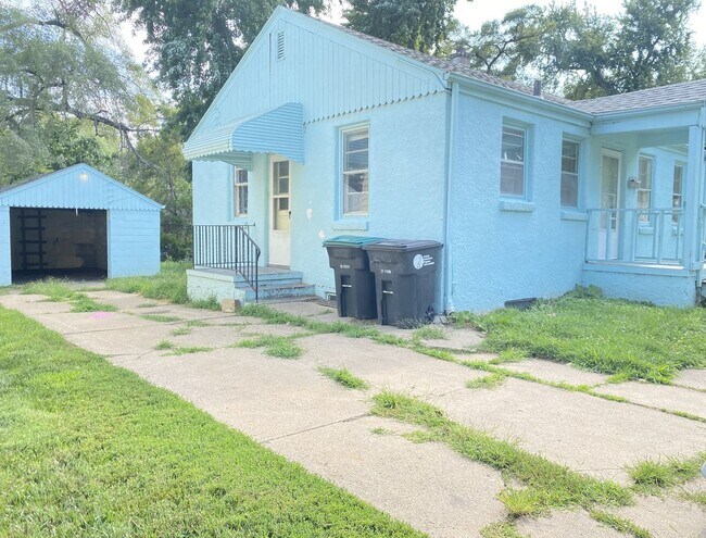 Building Photo - Cozy 4 bed 1.5 bath with a detached garage