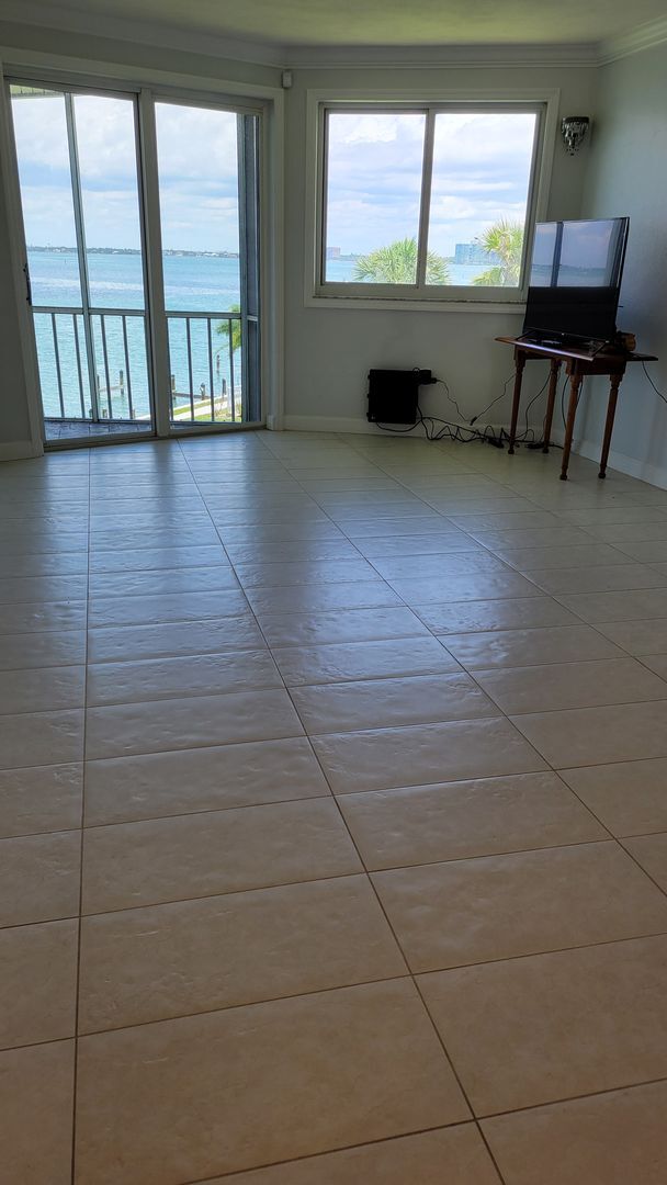 Building Photo - Annual UNfurnished top floor Bay front 2/2 condo with full views of Sarasota Bay