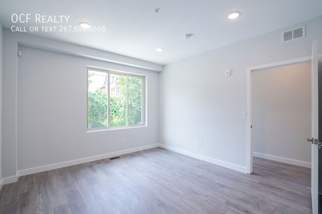 Building Photo - Grays Ferry Three Bedroom with Private Patio