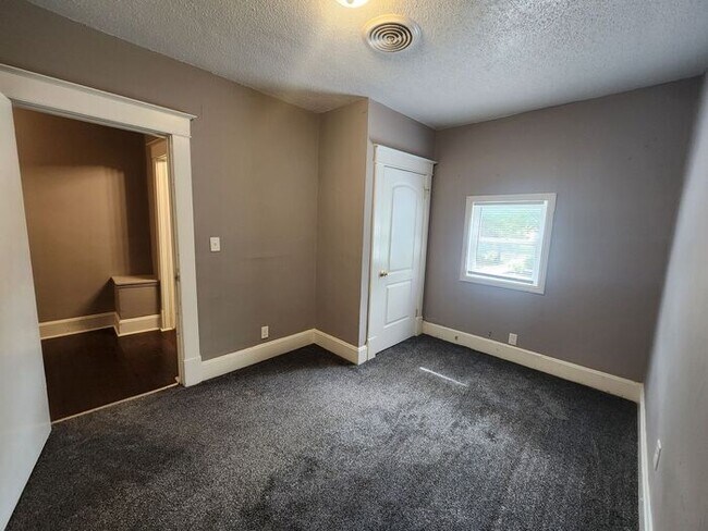 Building Photo - 2 Bedroom, 1.5 Bathroom home conveniently located on Terre Haute's desirable southeast side near ...