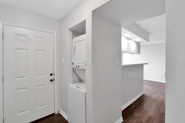 Building Photo - 7047 Bissonnet St