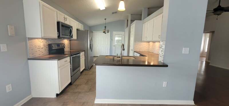 Building Photo - 810 S Lilac Loop