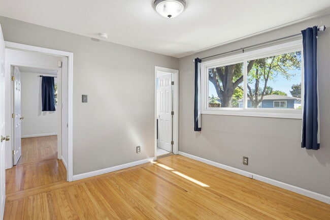 Building Photo - 933 Barstow Ct