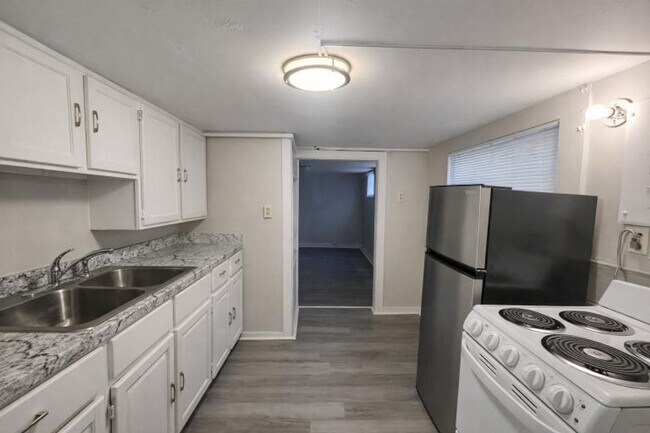 Building Photo - Cumberland Drive Triplex