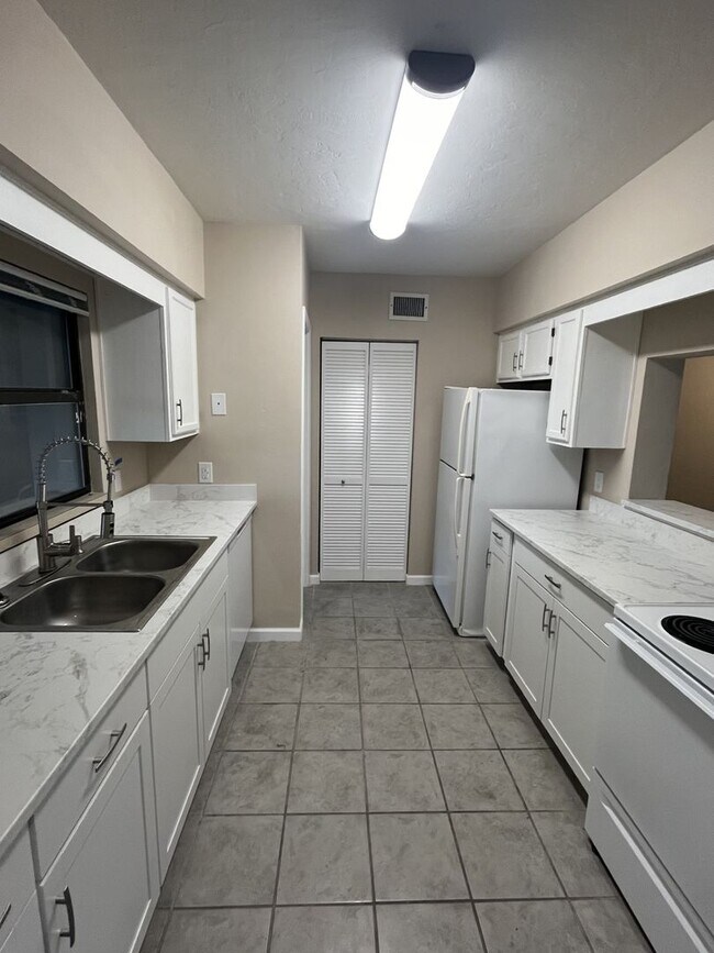 Building Photo - Updated 2BR/1.5BA Townhome w/ Office + Garage