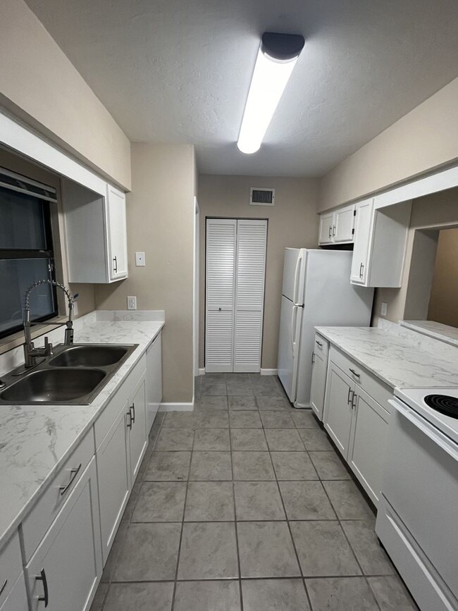 Building Photo - Updated 2BR/2.5BA Townhome w/ Office + Gar...