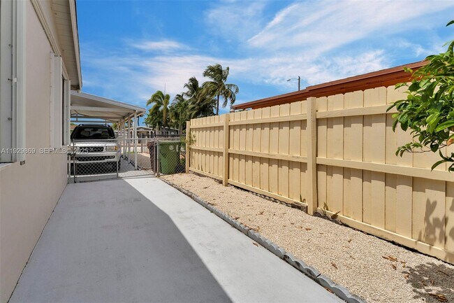 Building Photo - 361 SE 6th Ave