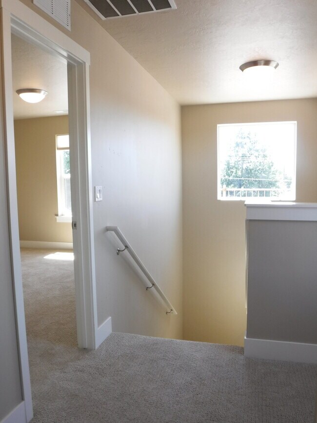 Building Photo - Chic artist-style lofts home with 3 bed 2.5 bath near Boise Greenbelt.