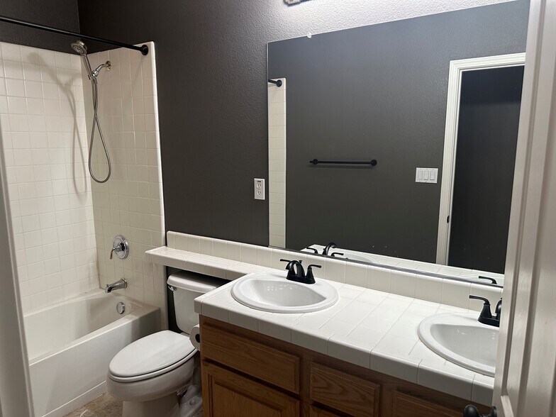 Building Photo - 6632 Maple Creek Dr