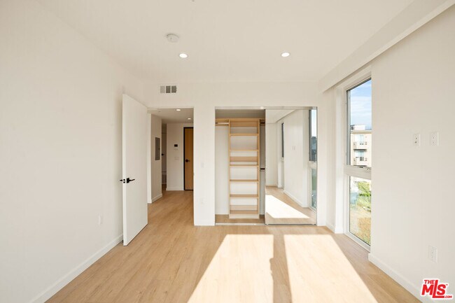Building Photo - 1414 S Beverly Dr