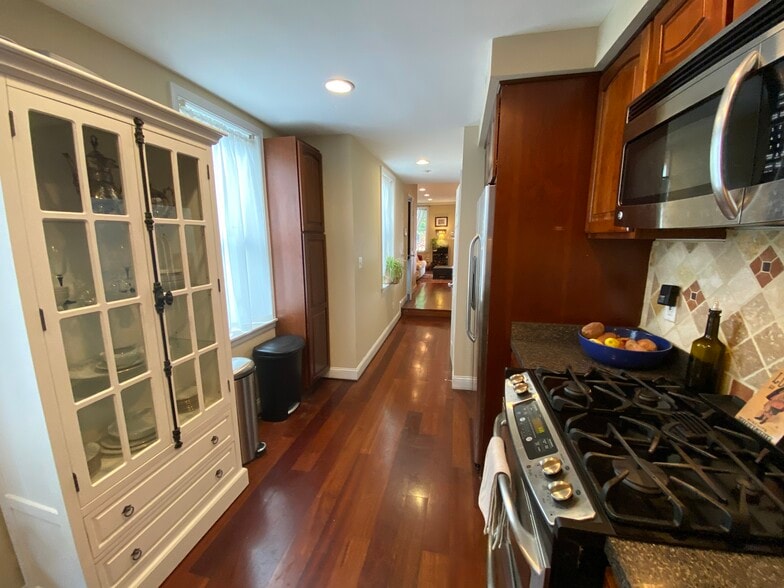 Hallway from Kitchen to front entrance - 1022 S Bouldin St