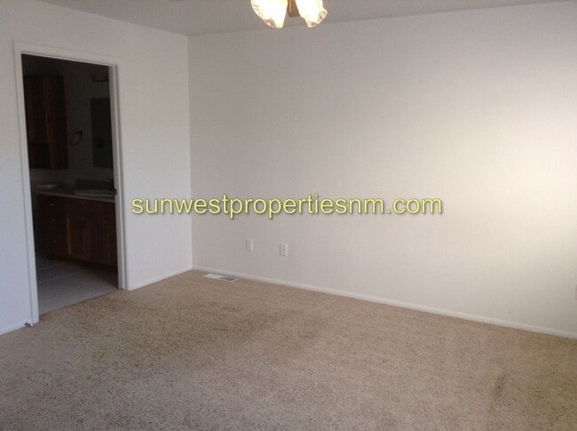 Building Photo - 3 Bedroom, 2 Bath 2 Garage Condominium