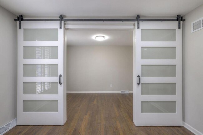 Building Photo - 10530 W 92nd Pl