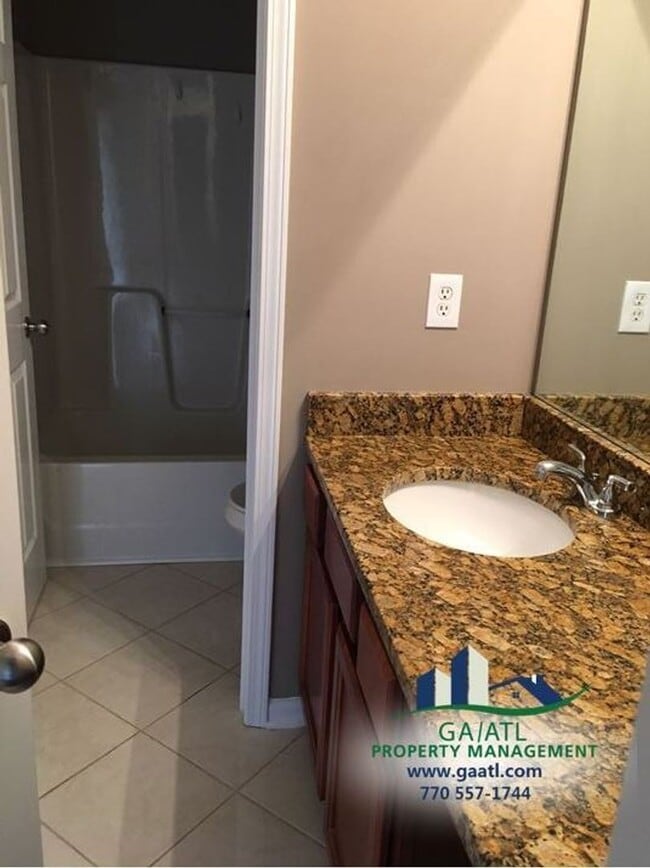 Building Photo - Large 4-bedroom house in the SECKINGER clu...