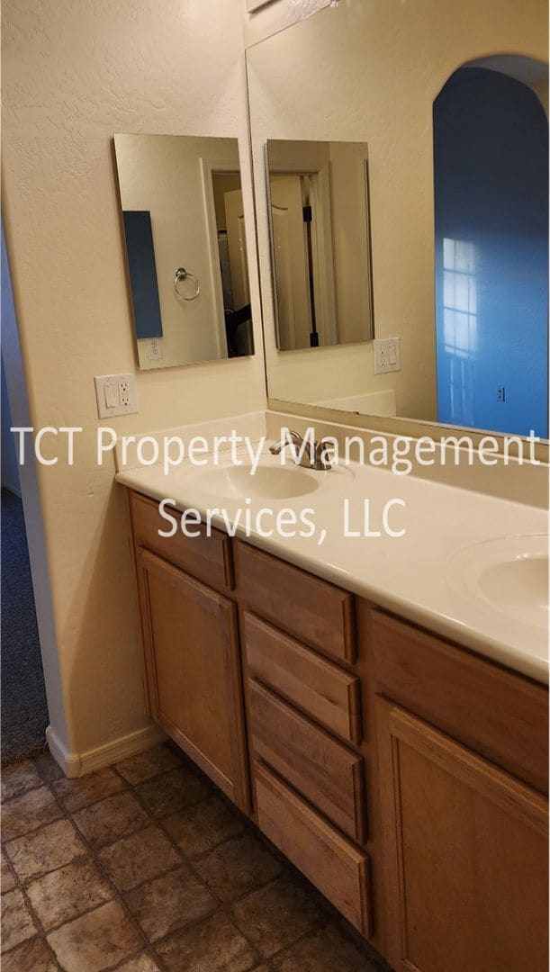 Building Photo - Beautiful 3 Bedroom Townhome Gated Gilbert Community!