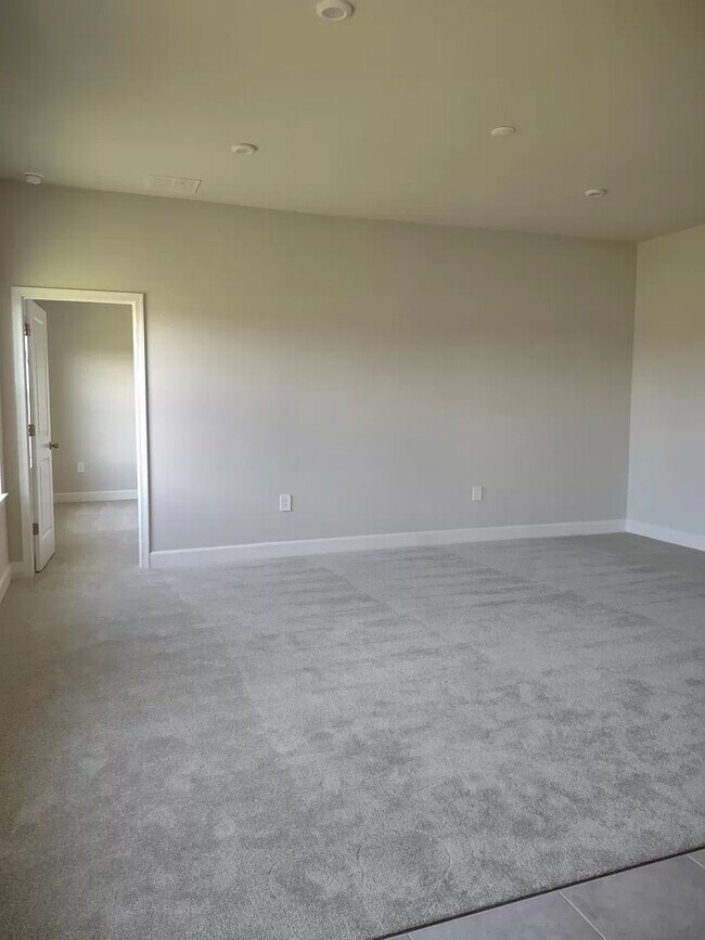 Building Photo - Preleasing Special $250 off first month!