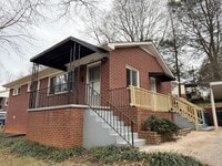 Building Photo - Beautiful Brick Home in Prime Hickory Location – Spacious Layout & Hardwood Floors!