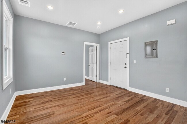 Building Photo - 882 S 14th St