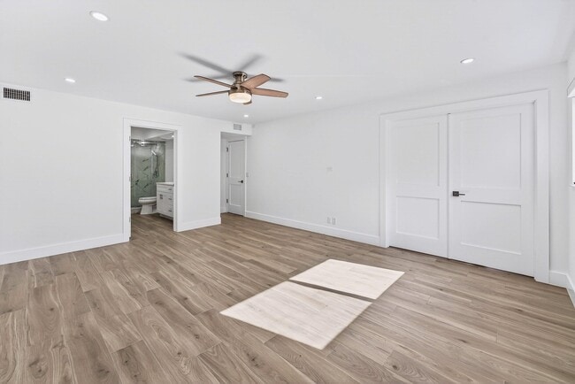 Building Photo - 1206 S Lake Dr