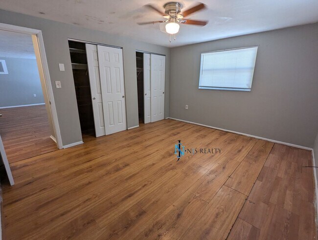 Building Photo - Must See 3/2/1 over 1000sf with tile/lamin...