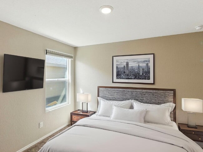 Building Photo - "Charming 3-Bed, 2-Bath Retreat in New Bra...