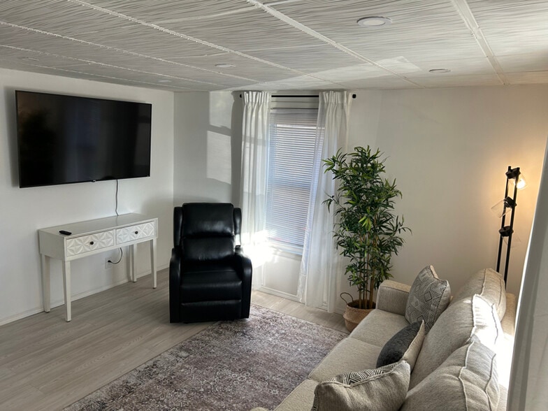 Building Photo - 232 McLane Ave