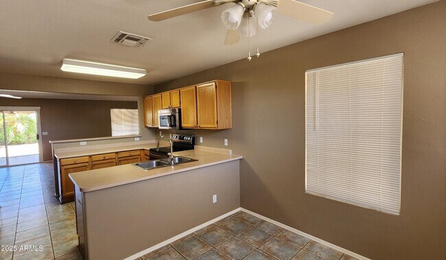 Building Photo - 6126 W Paradise Ln